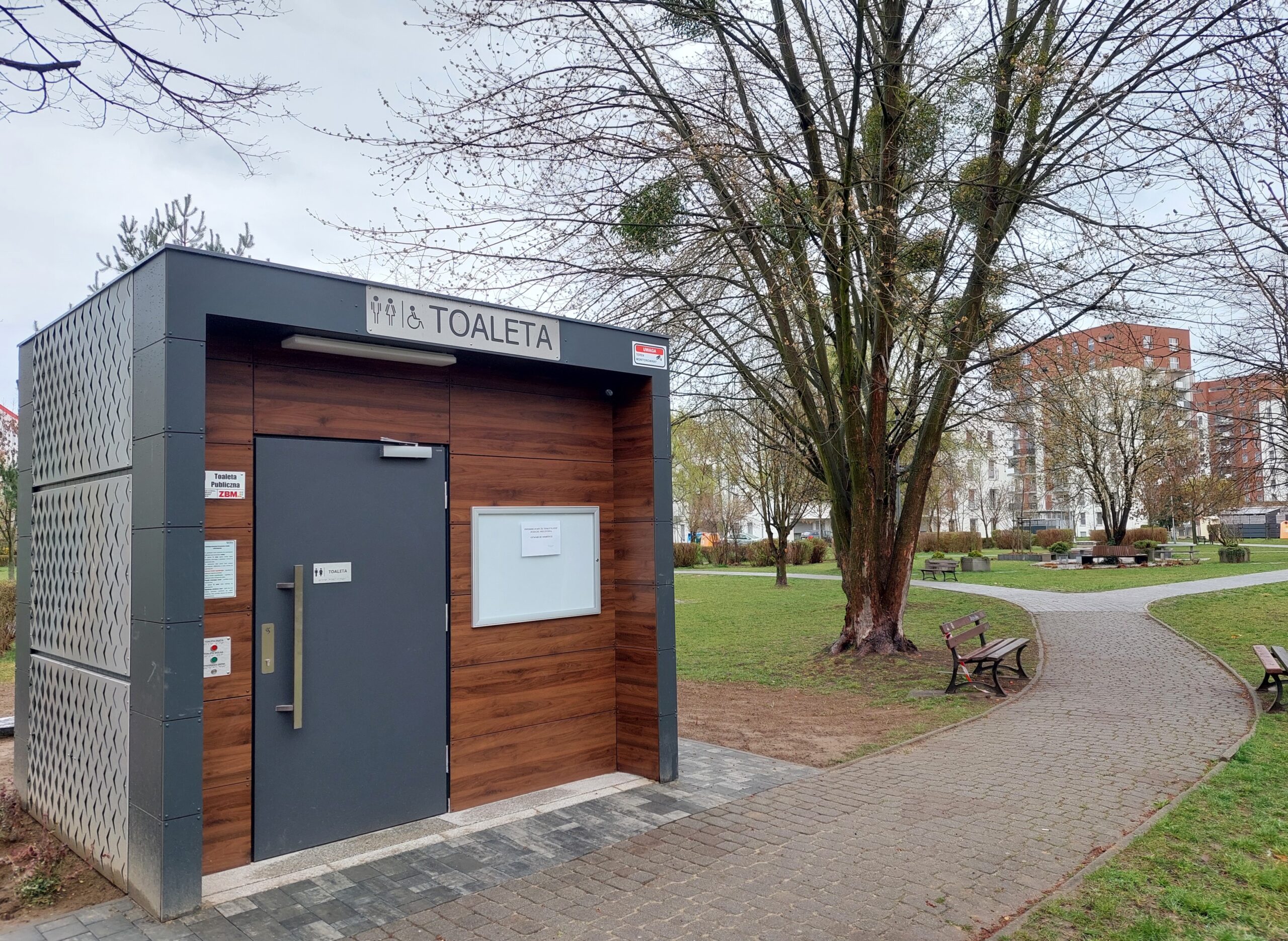 Toaleta przy placu zabaw osiedle Pawlikowskiego